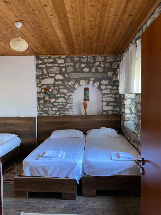 Aria Baci Guest House Berat Bagian luar foto