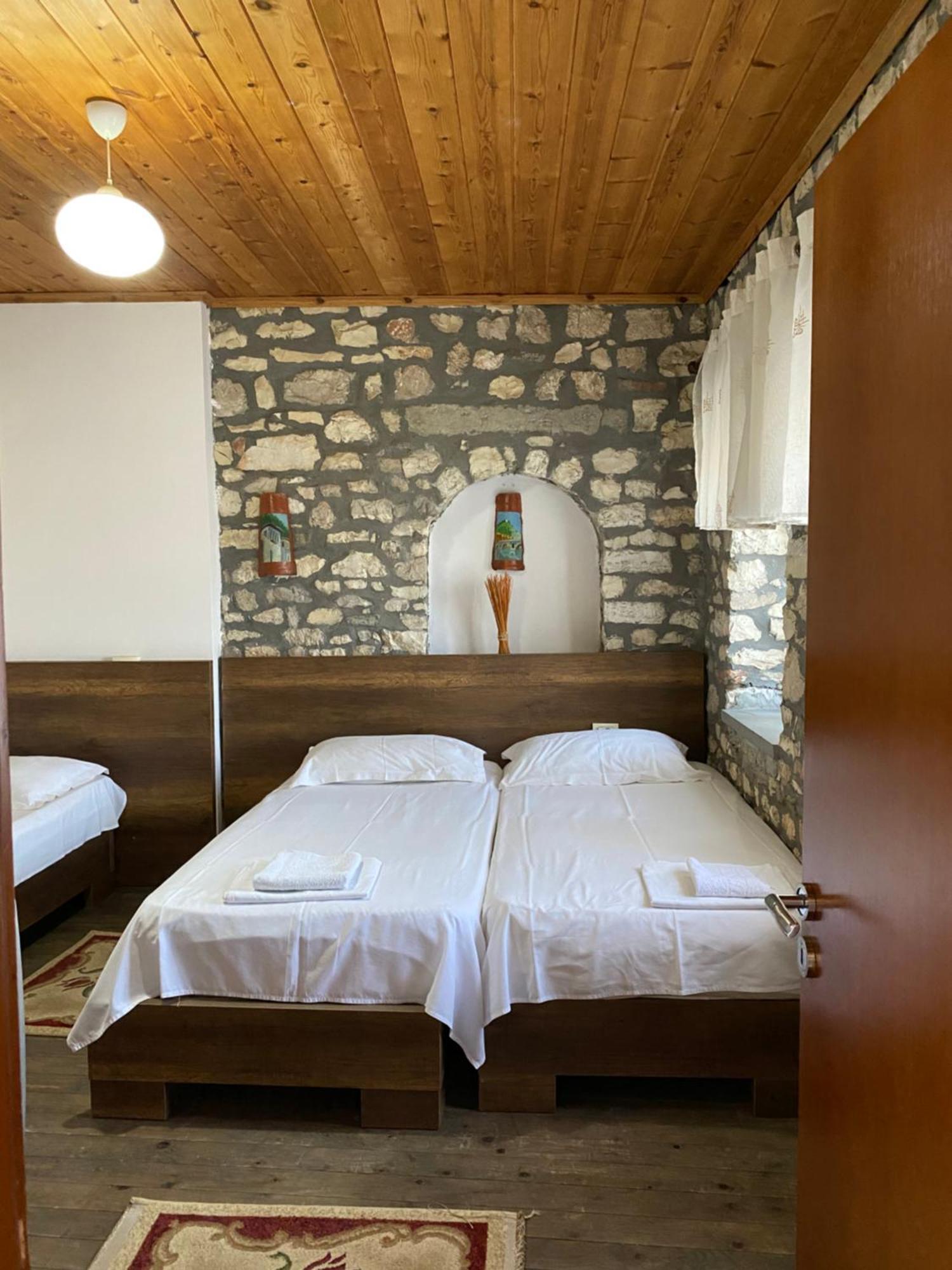 Aria Baci Guest House Berat Bagian luar foto