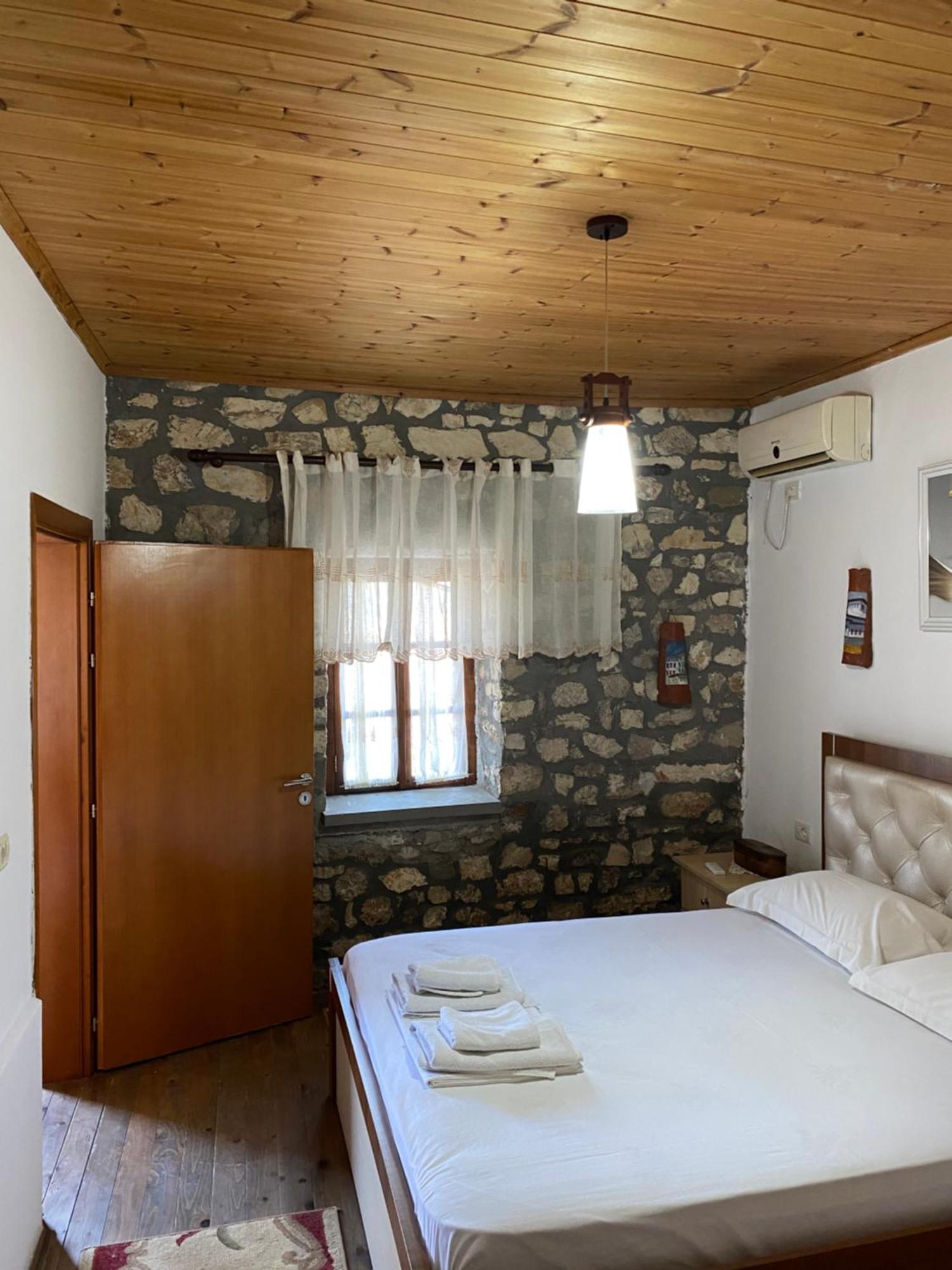 Aria Baci Guest House Berat Bagian luar foto